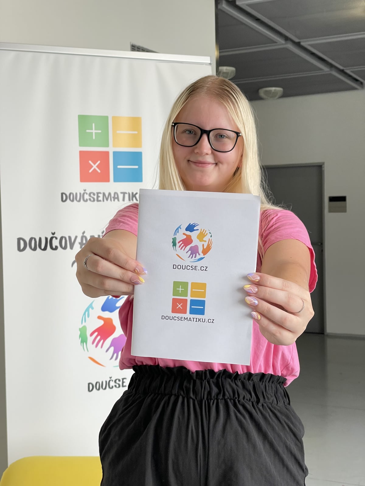 Studentka s materiály Doučse.cz a Doučsematiku.cz